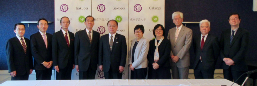 9大学の代表者とともに