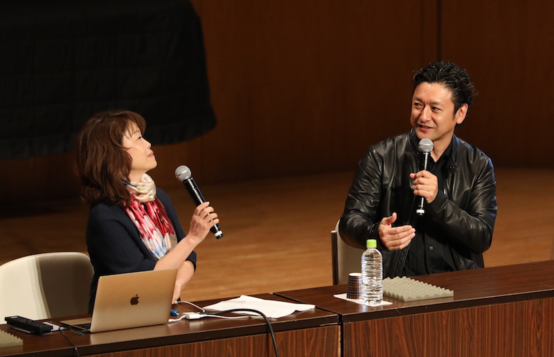 本島阿佐子准教授（左）と石丸幹二さん（右）
