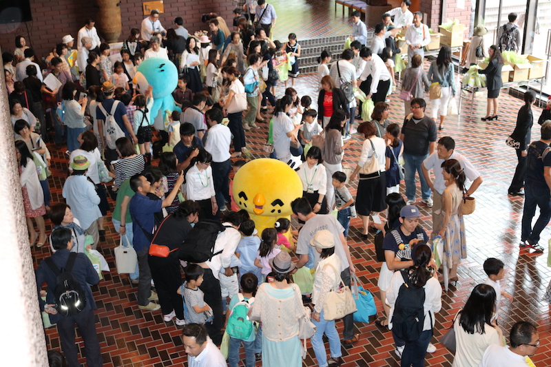 ファミリー・コンサート終演後、ホワイエでキャラクターがお菓子をプレゼント （写真提供：株式会社いなげや）