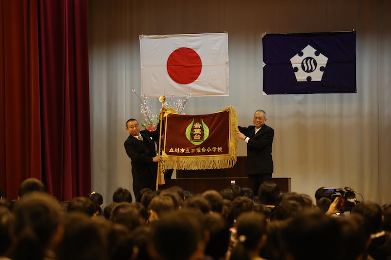 同小校長の井土満氏と立川市教育委員会教育長の小町邦彦氏