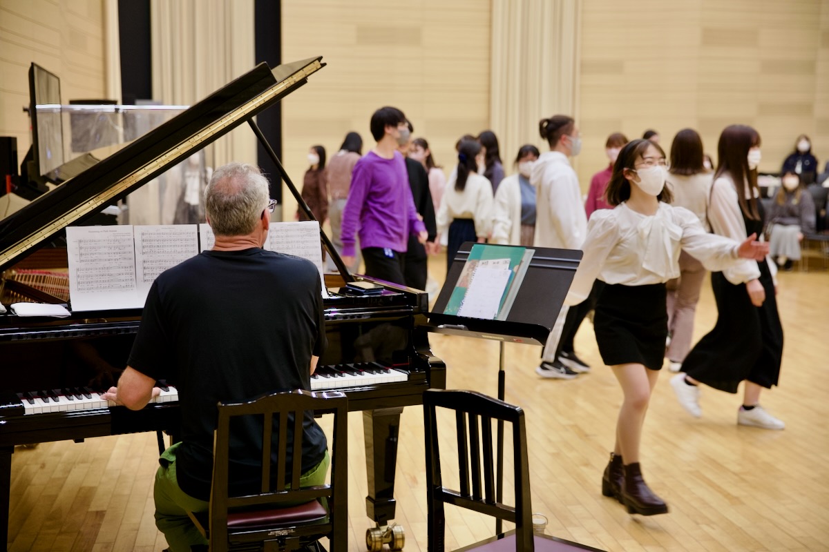 音楽に合わせてステップする