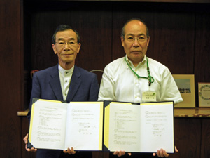 国立市・佐藤市長（右）と本学・庄野理事長