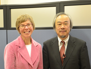 （左）アンジェラ・ビーチング氏、（右）久保田慶一教授
