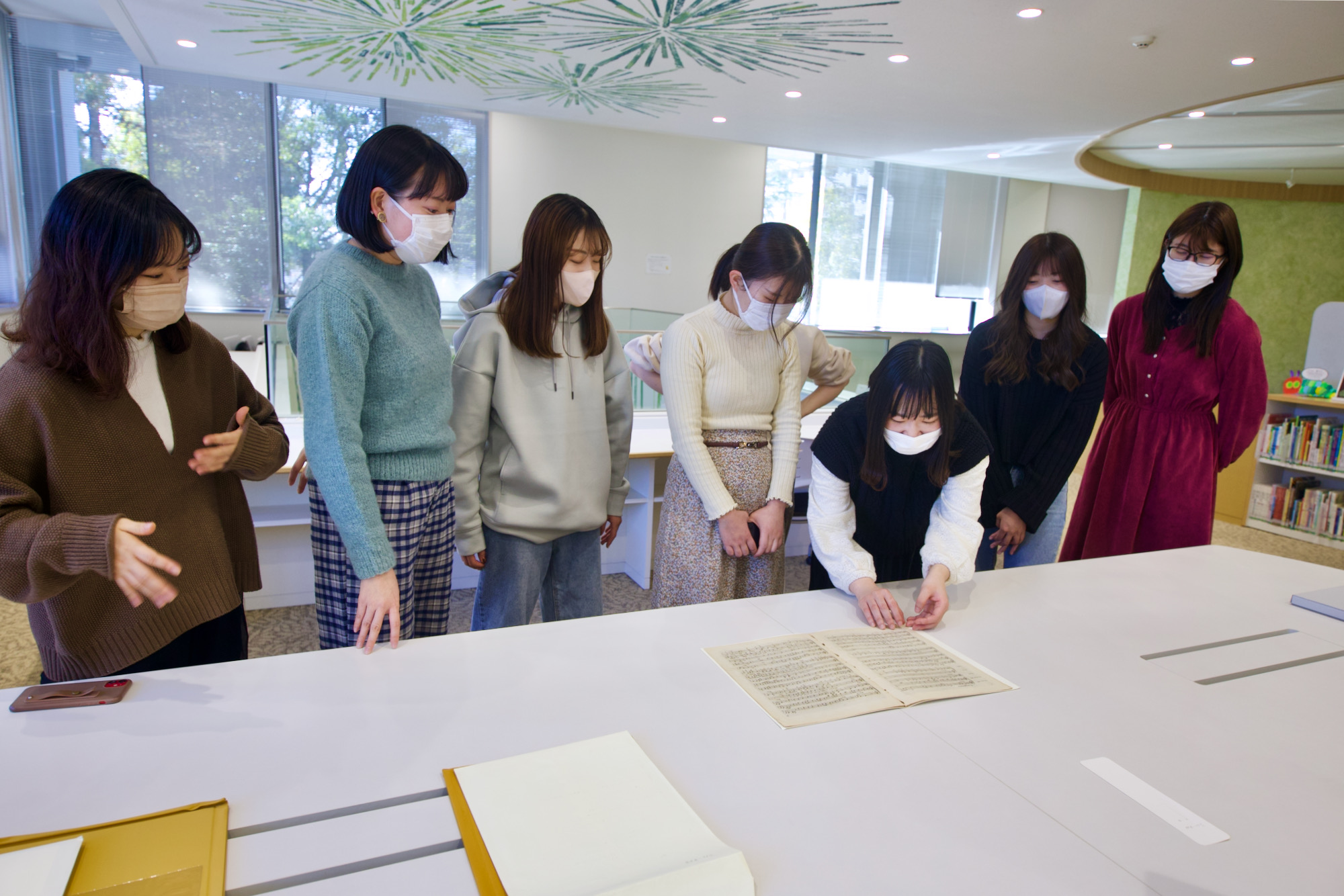 楽譜に触れる学生たち
