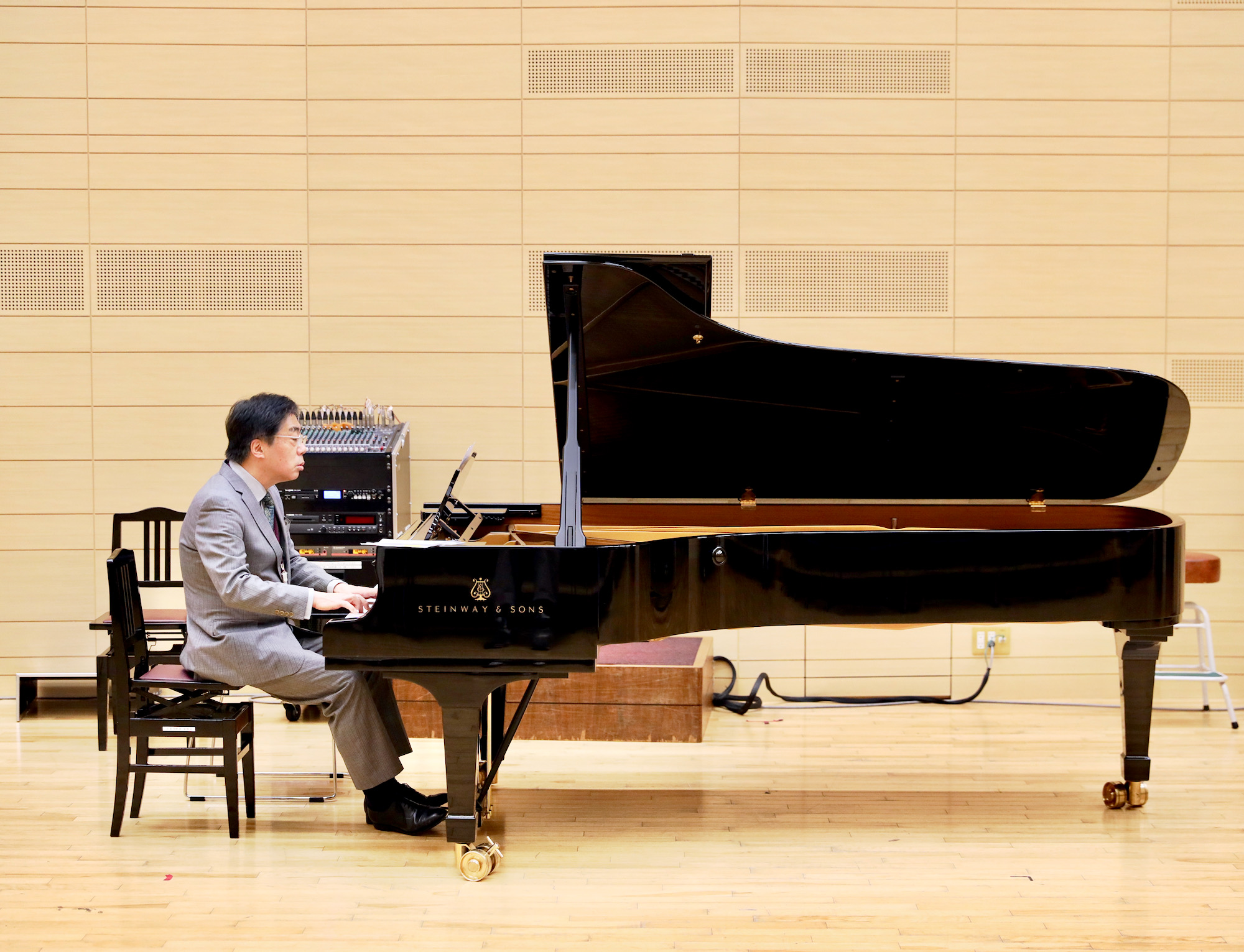 瀧廉太郎のピアノ作品を演奏する花岡千春先生