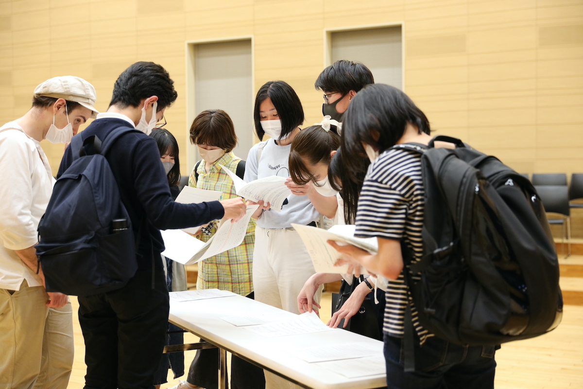 「題名のない音楽会」での貴重な編曲楽譜に目を通す学生たち