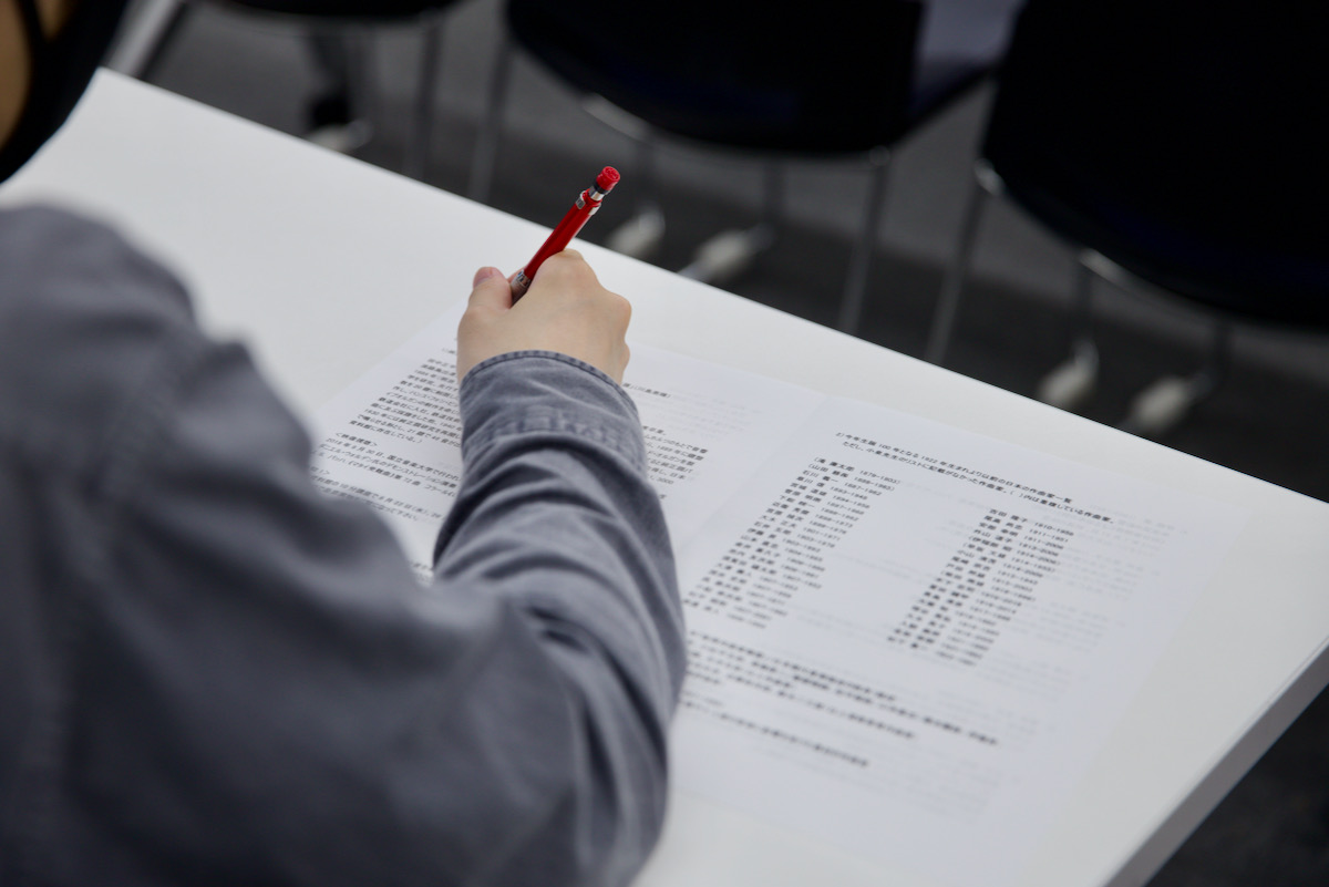 メモをとる学生