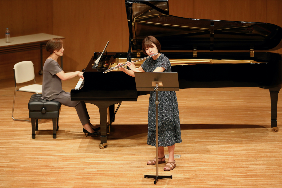 G.ユーの曲を演奏する学生