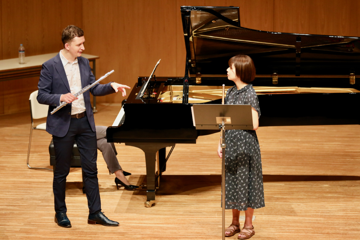 楽譜に触れる学生たち