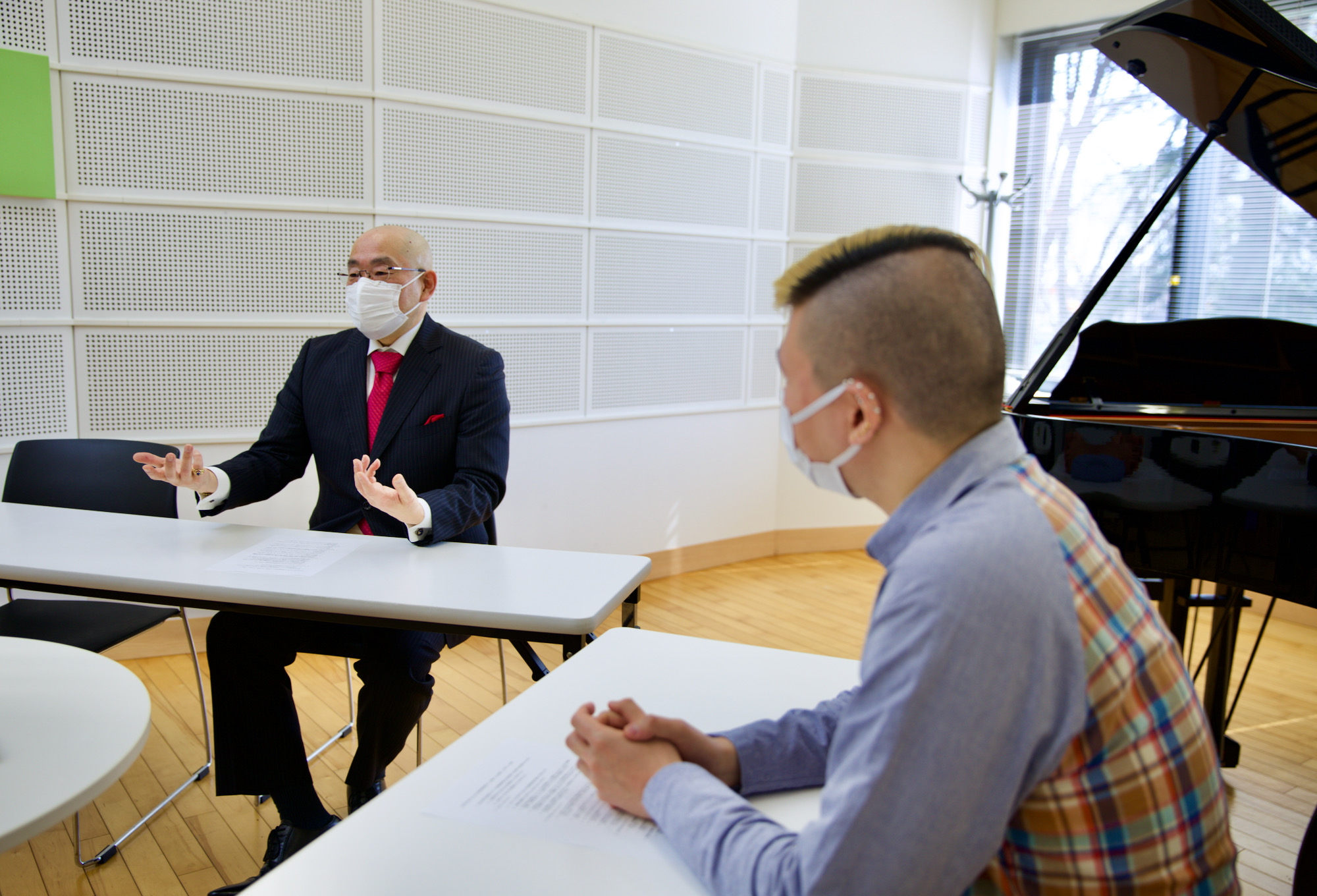 久保田先生の話に耳を傾ける上村さん