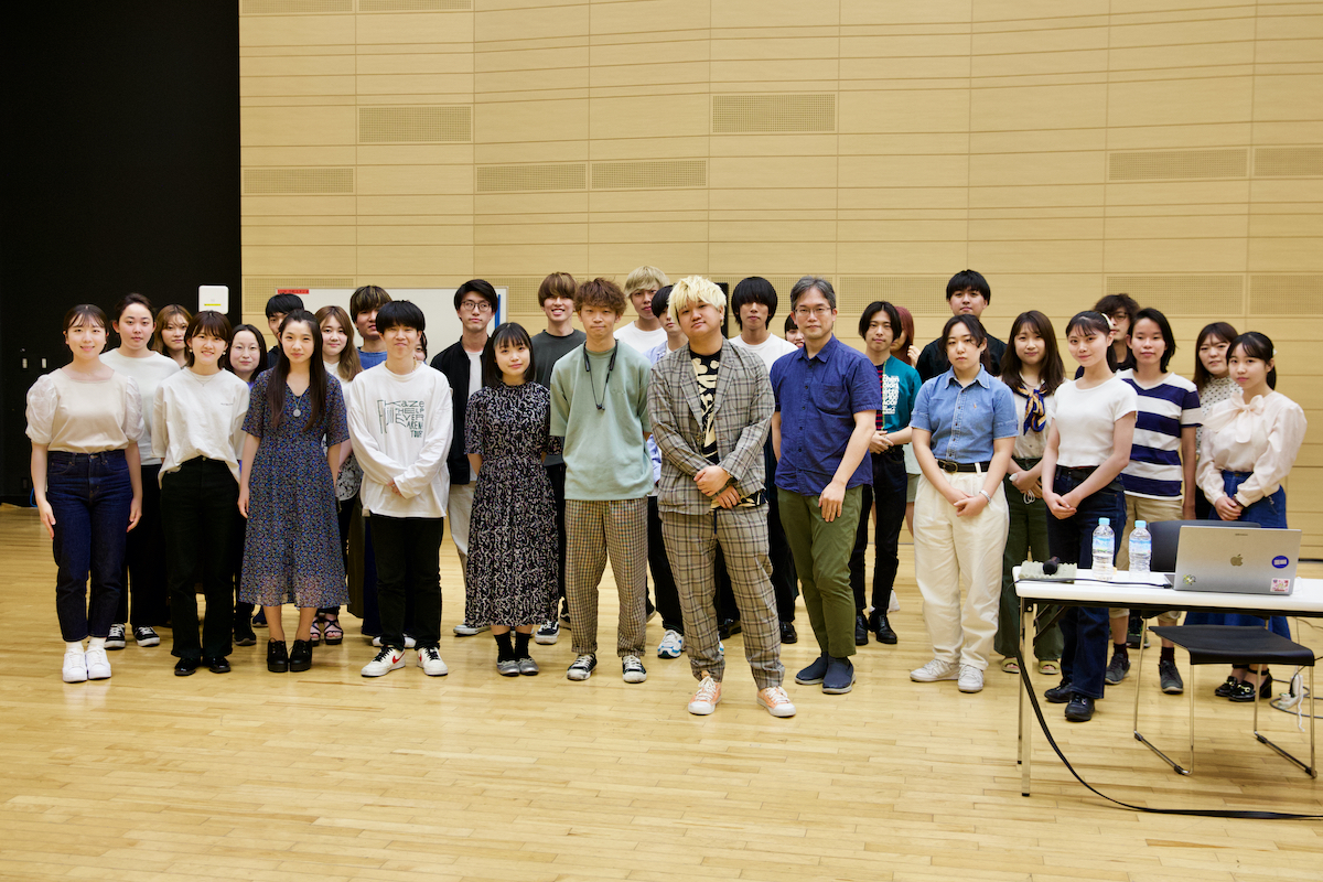 講義終了後、Yaffleさん、恩師の川島先生、講義に参加した学生たちとの集合写真