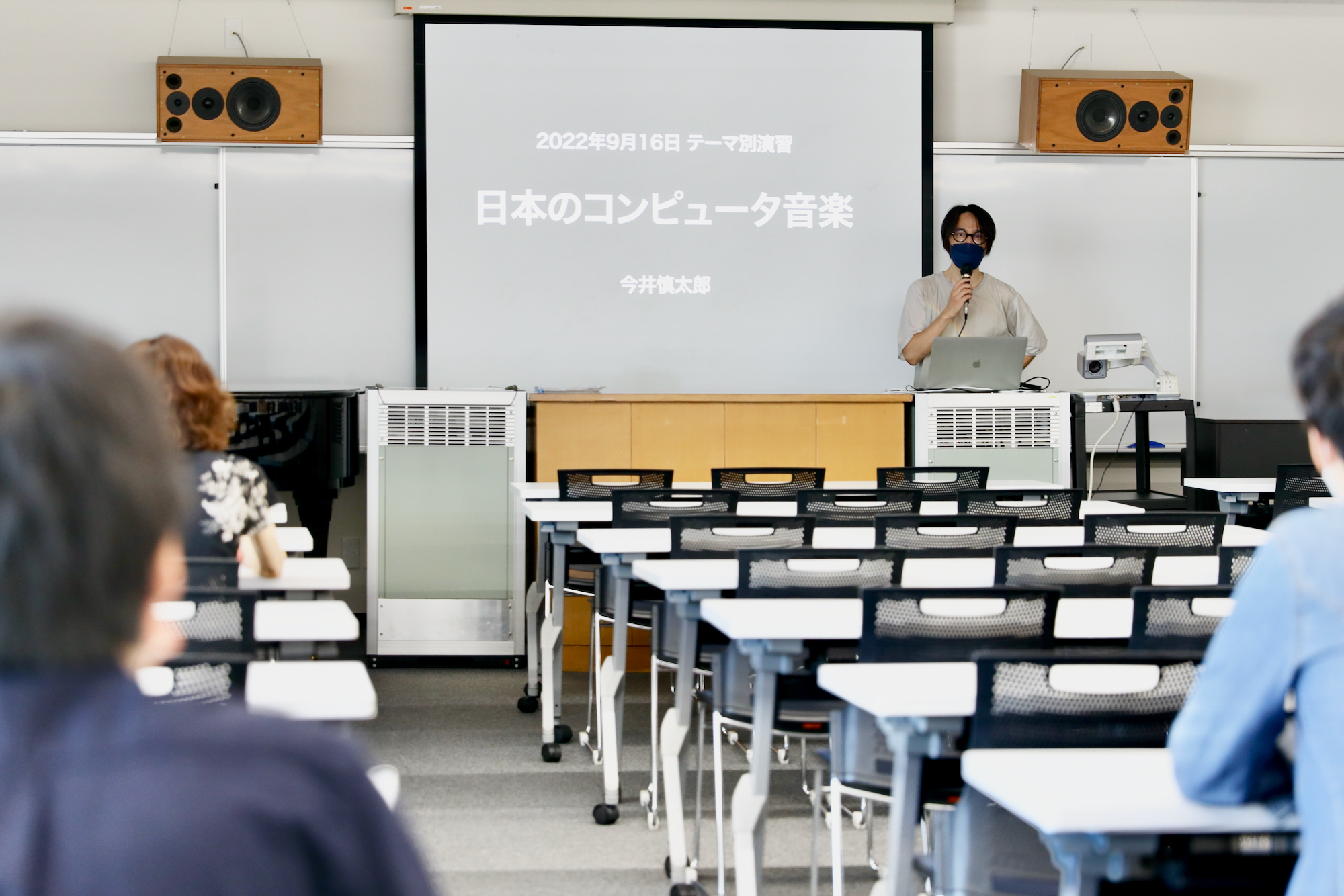 日本のコンピュータ音楽について講義する今井先生の写真