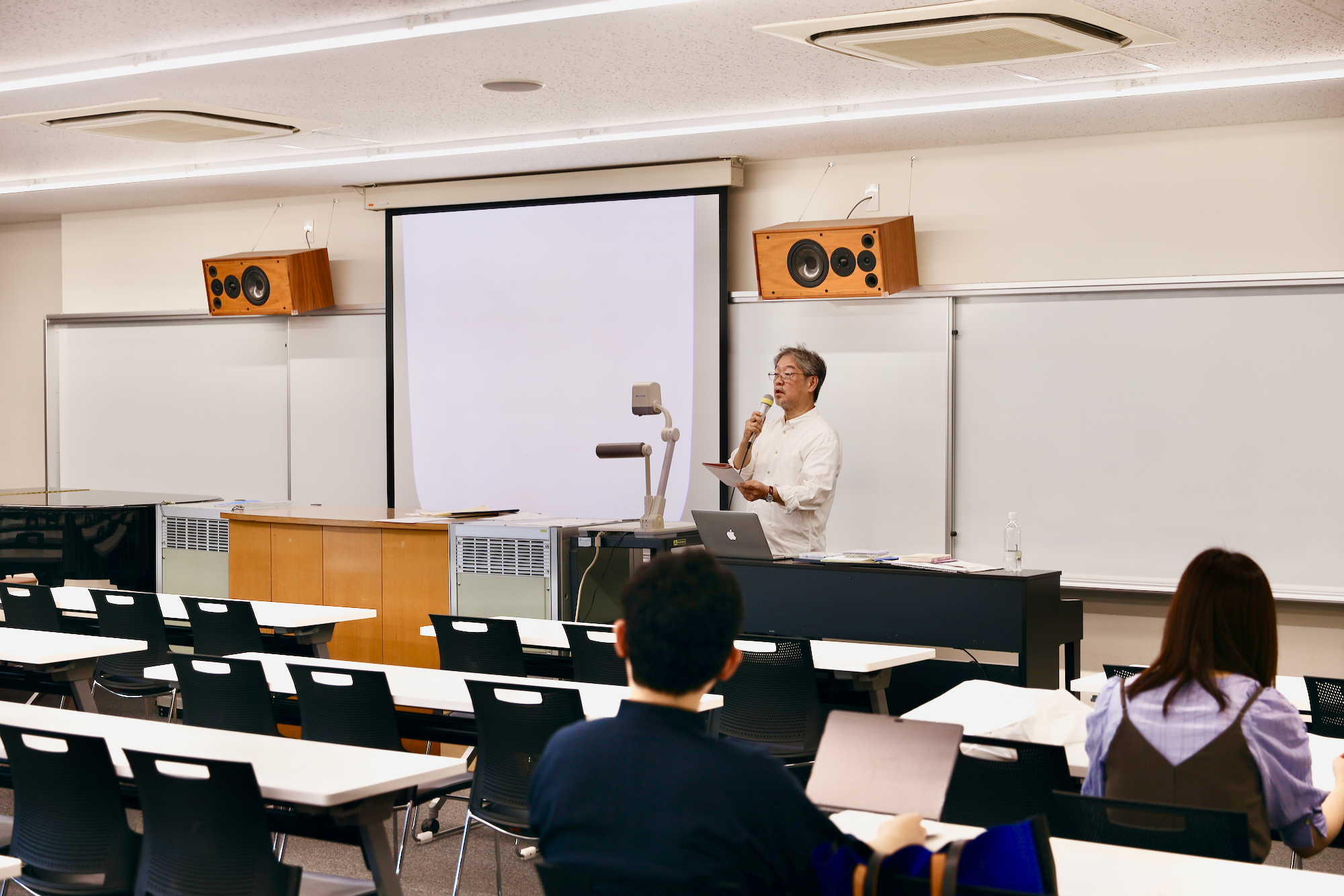 国立音楽大学のシンフォニックウインドについて講義する雲井先生の写真