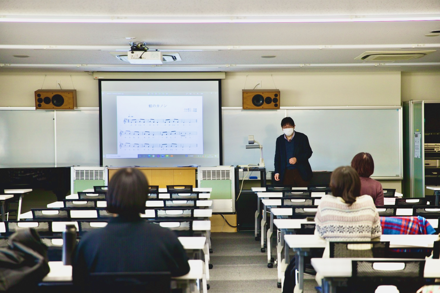 授業を行う津田先生の写真