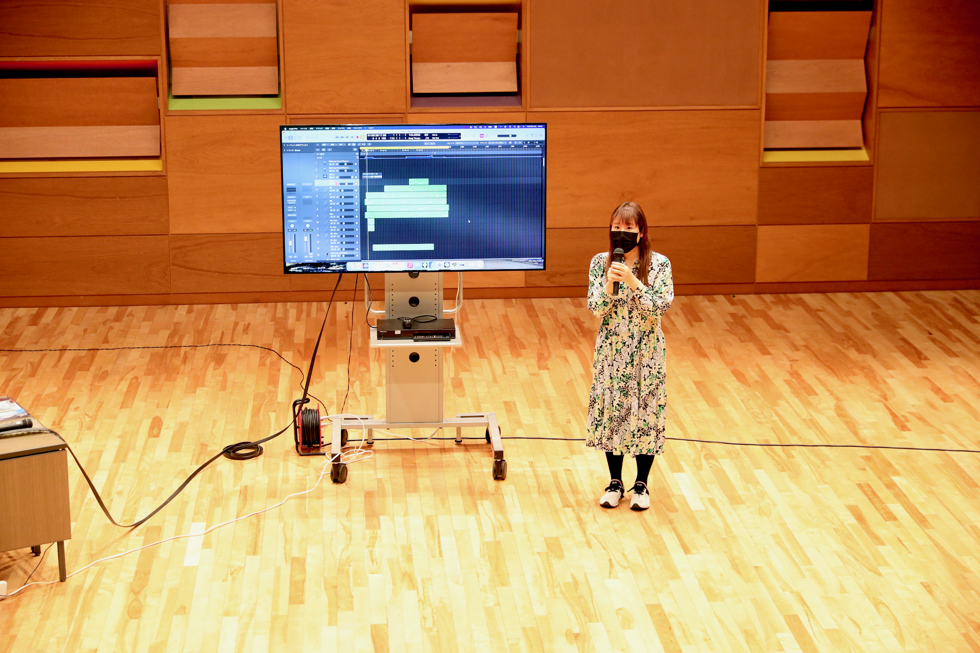 富貴先生が映像音楽の現場に関して解説している写真