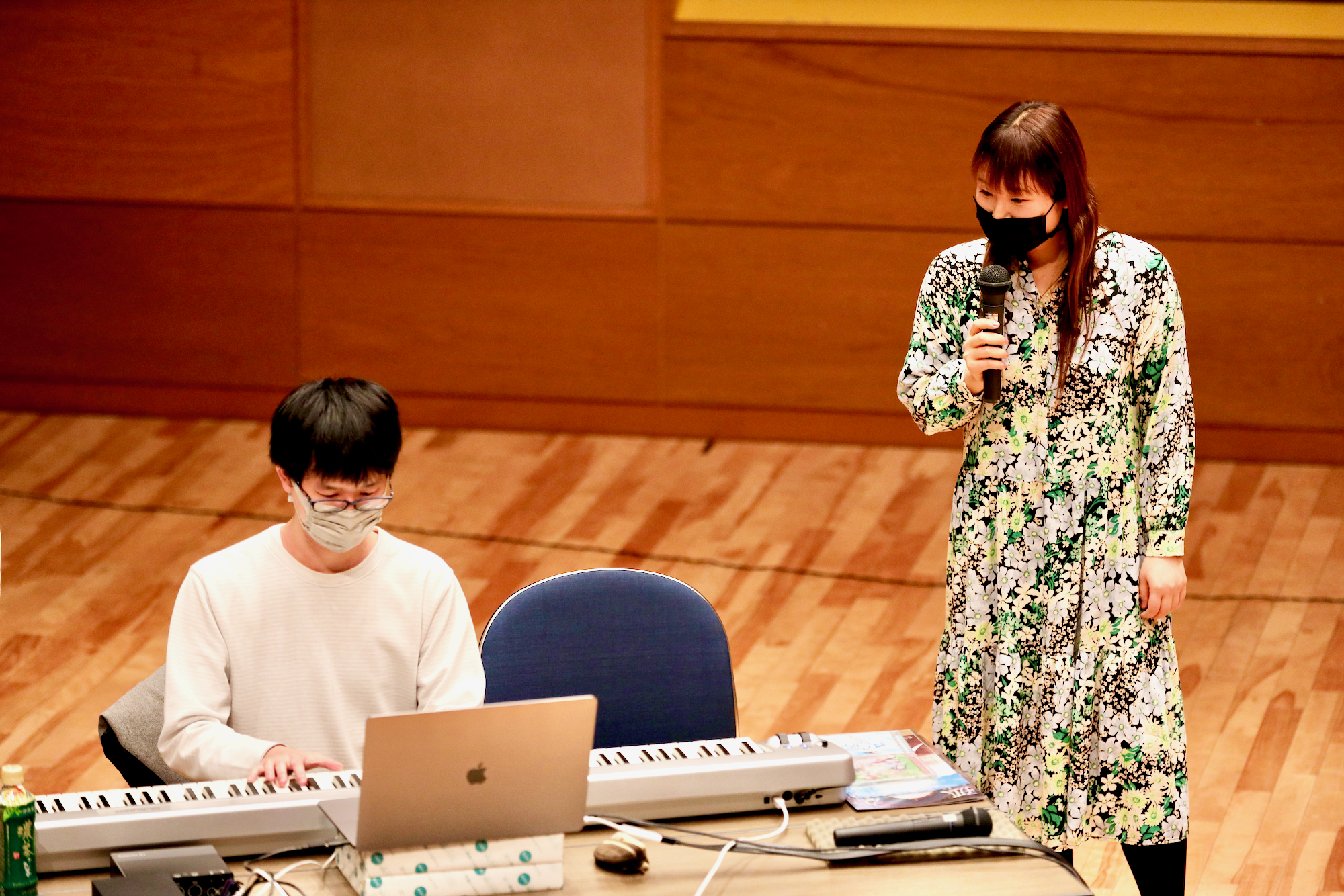 CM動画の音楽を即興で作成している学生と富貴先生の写真