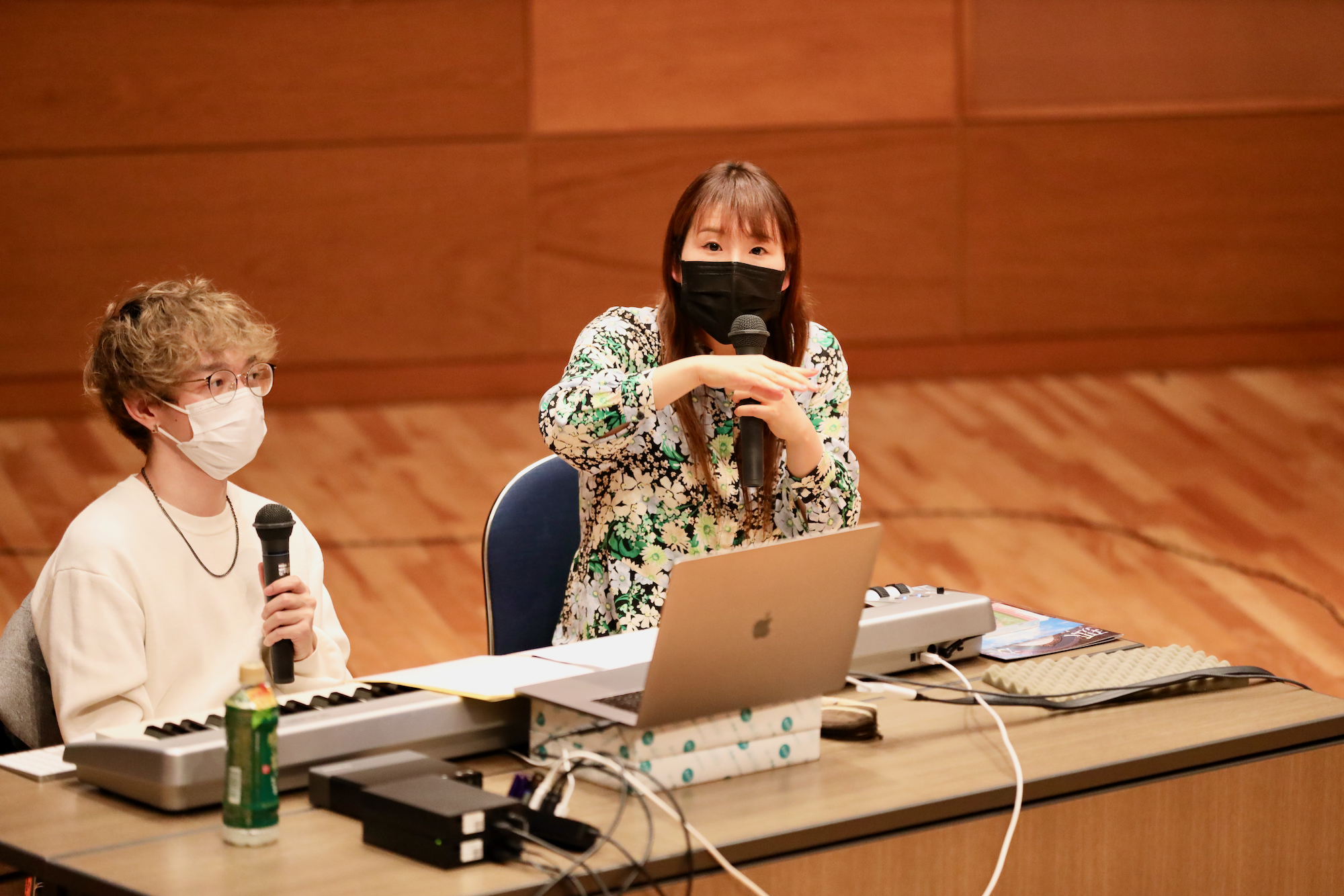 映像音楽のレコーディングの現場についてお話していただいている富貴先生の写真