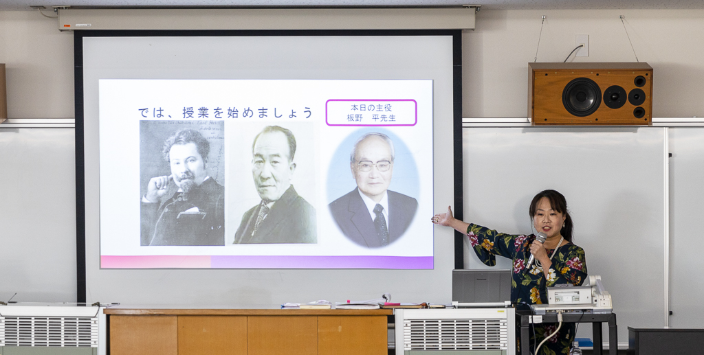 授業を行う伊藤先生の写真