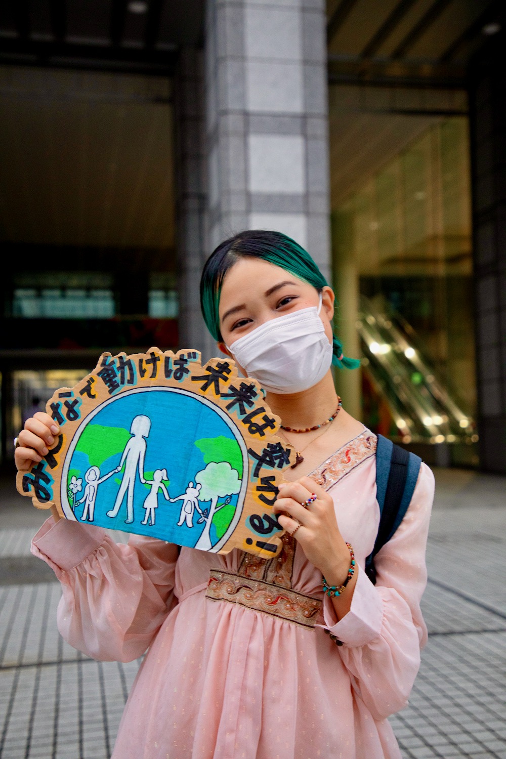 気候変動の活動を行う黒部さんの写真
