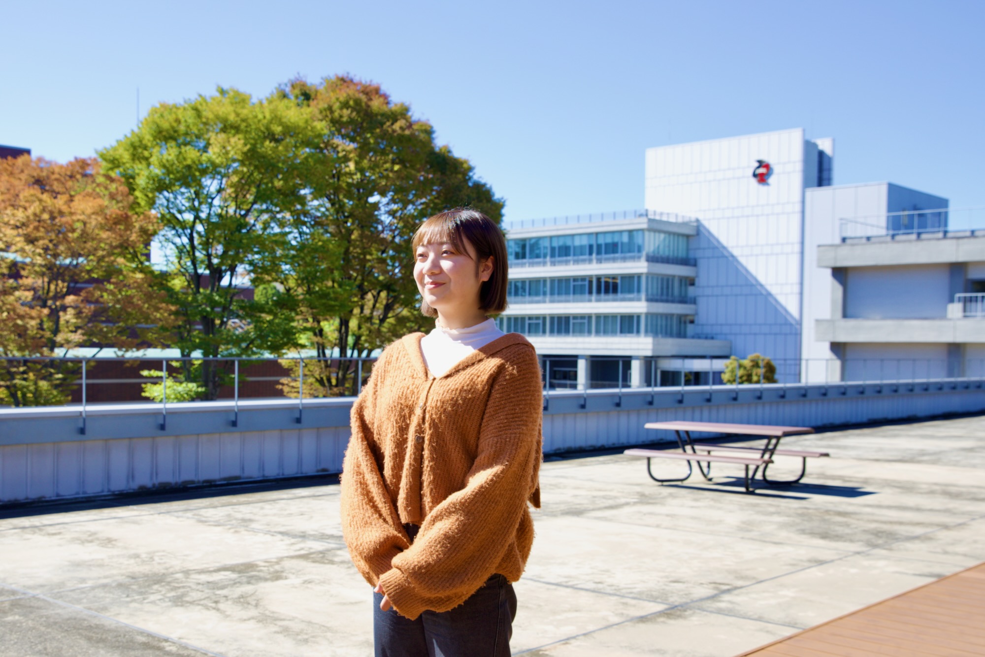 キャンパスに立つ三橋さん